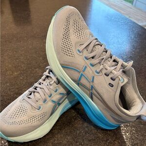 ASICS Gel-Kayano 31 in Gray and Aqua